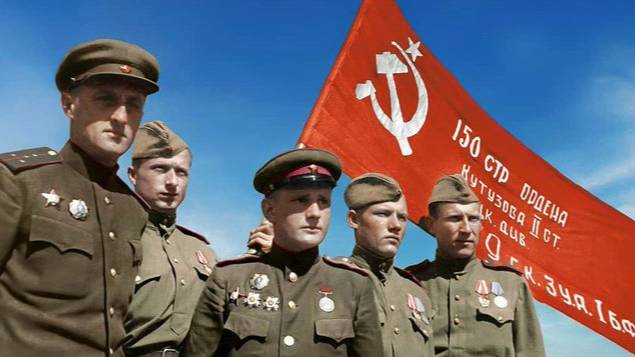 80 лет назад - В Москву из Берлина доставлено Знамя Победы