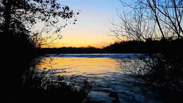 Берег тишины: закат, вода и покой, природа вдохновляет