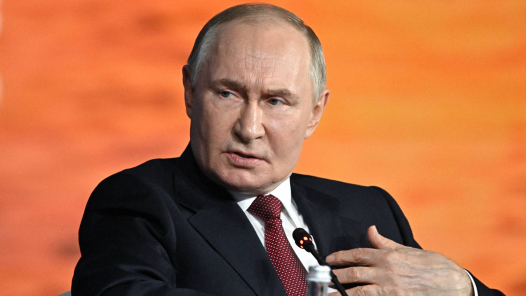«Слухи о моей смерти сильно преувеличены»: Путин об ударе по российской экономике
