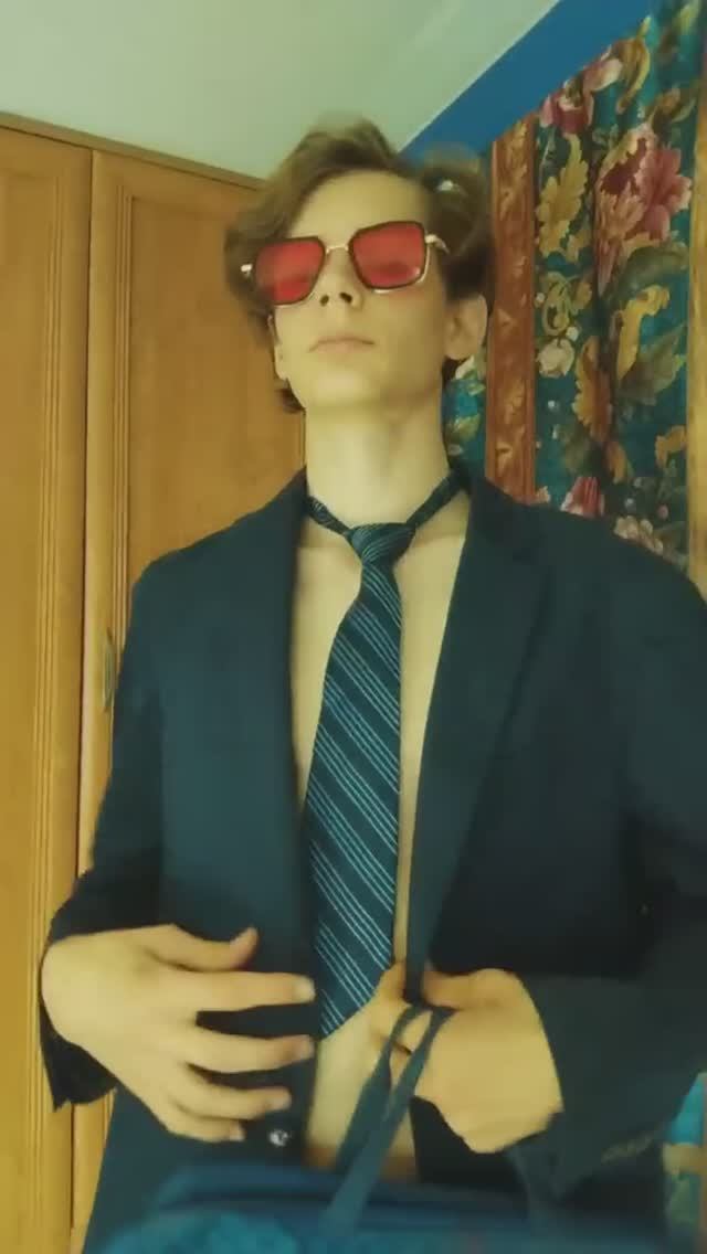 Я знаю зачем ты сюда пришёл. . .