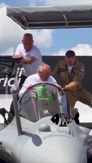 🇫🇷Премьер Франции застрял в кабине истребителя Rafale. Выбраться он смог только при помощи…🔽🔽🔽
