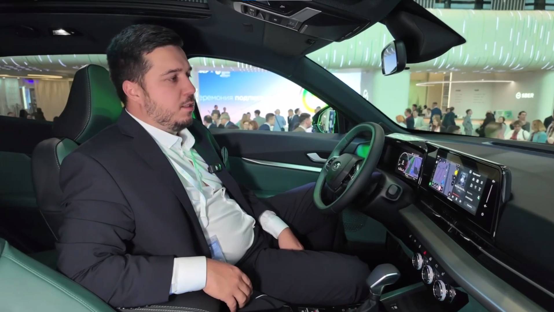 Первый взгляд на интерьер: кадры из салона нового кроссовера Lada Azimut