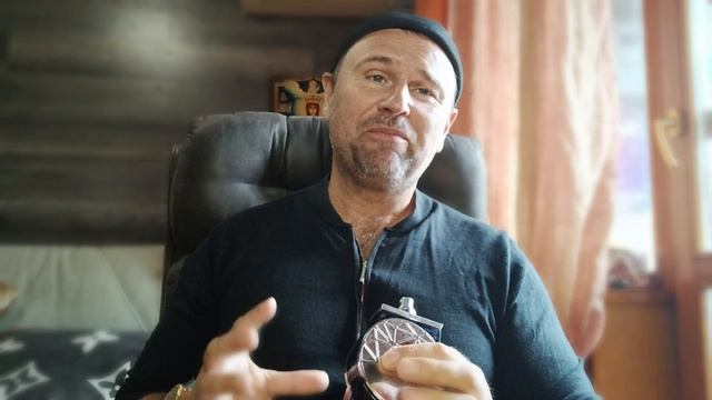 KHALIS MAJESTIC. Интересно. Яблоко, герань, кожа.