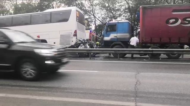 6 участников дорожного движения, включая два пассажирских автобуса, столкнулись в Кавказском районе