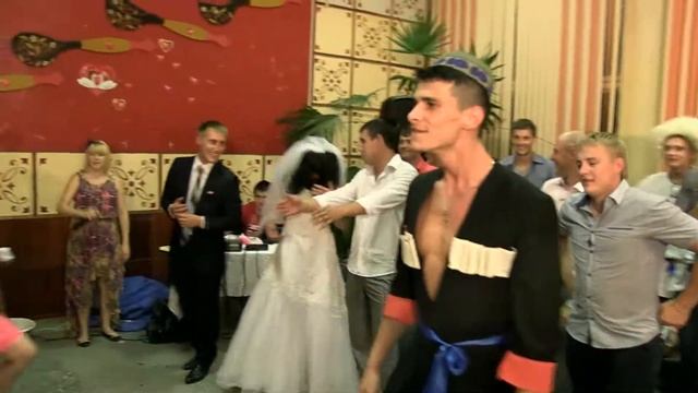Стенка на стенку...танцуют все !