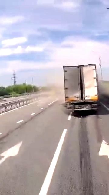 На Омской трассе врезались 3 фуры
