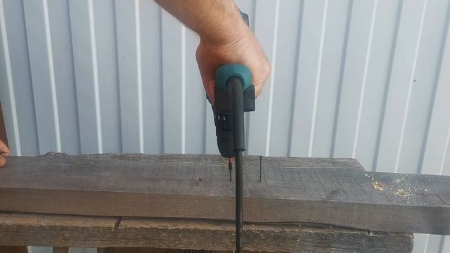 Тестирование дрели шуруповерта Makita hp0300 (закручиваем 51мм саморезы)