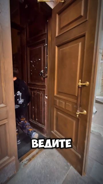 тайная парадная где можно сделать фотки с балкона с видом на Петроградку