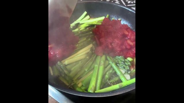 Спаржа с помидорами и яйцом. Кулинарное Вдохновение