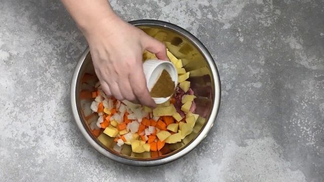 КАК ПРИГОТОВИТЬ КАРТОШКУ С МЯСОМ И ЛУКОМ В ДУХОВКЕ? В духовке, просто и вкусно, на обед или ужин!