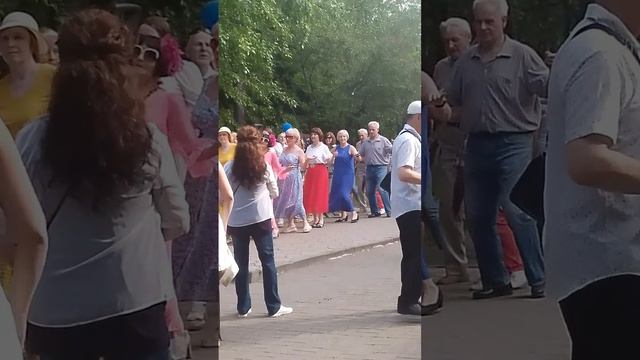 Парный танец в городском парке г. Томск