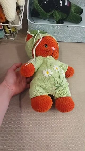 Вот такой или точнее такая 😁Рыжая , милая , яркая кошечка в нежном костюме с ромашками 🥰