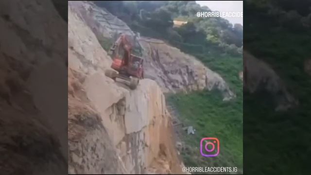 Экскаватор сорвался с обрыва