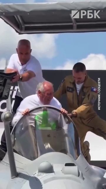 Премьер Франции не смог вылезти из истребителя
