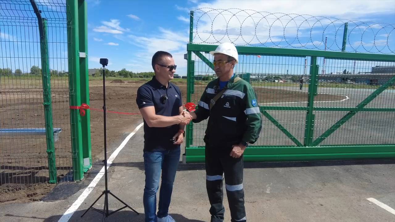 Даже импровизированную красную ленточку разрезали, как в лучших традициях сдачи объектов!