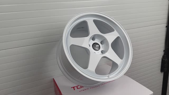 Topwheels GT06 18 9.0J +36 5X120 72.6 вес 9,3kg White