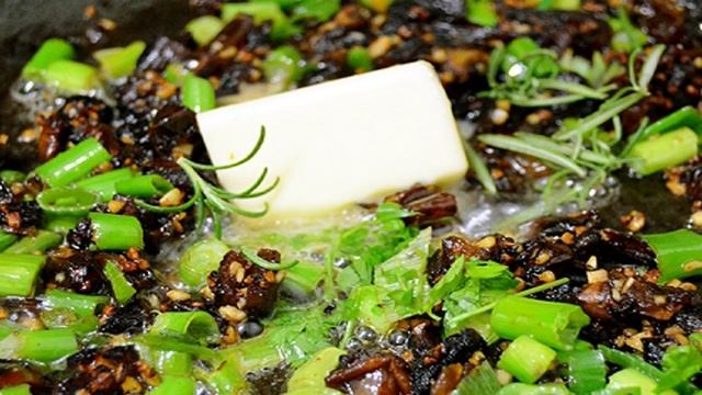 Грибы, фаршированные финиками и сыром Бри