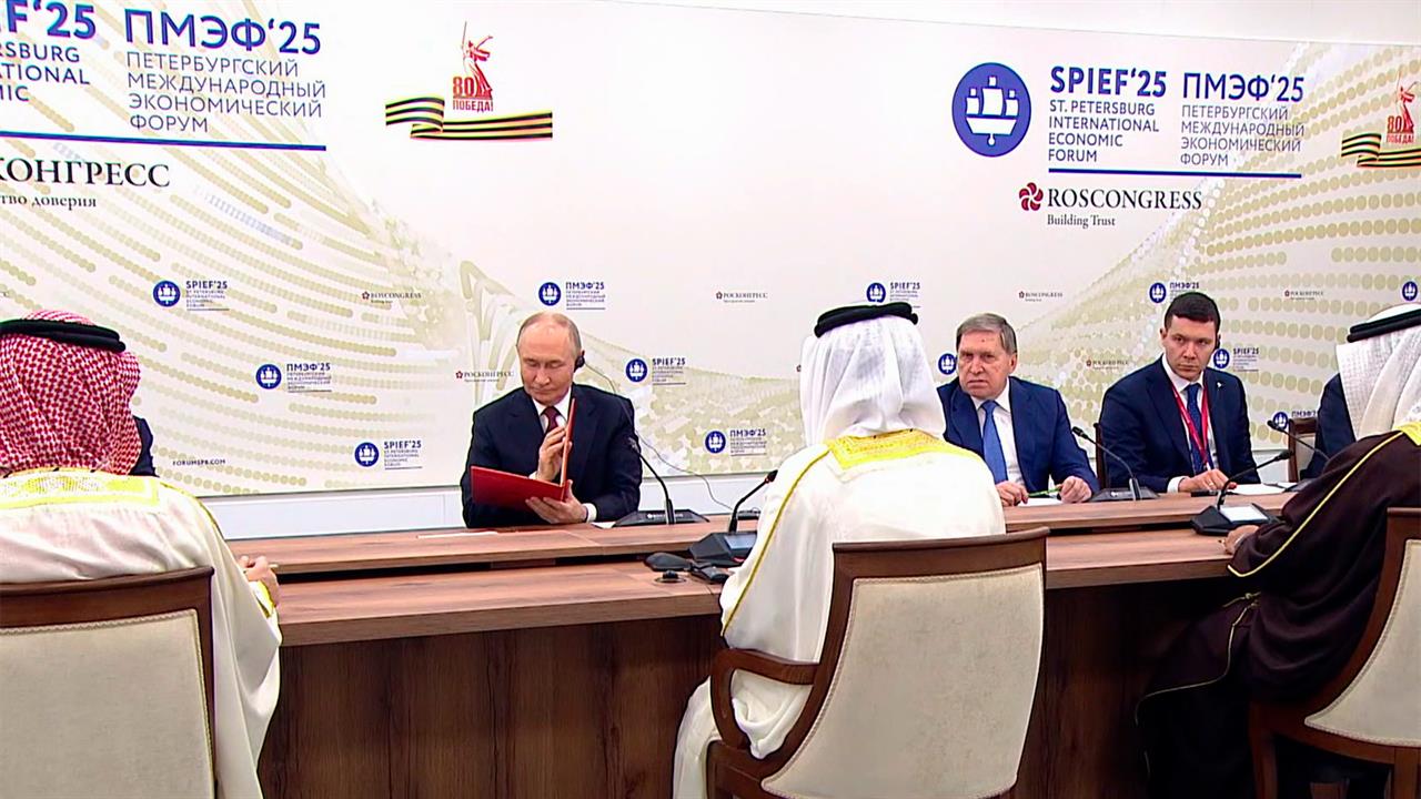 Владимир Путин встретился с советником короля Бахрейна по нацбезопасности Насером бен Хамадом Аль...