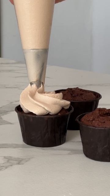 Шоколадные капкейки с шоколадной начинкой 🍫
Пальчики оближешь😋