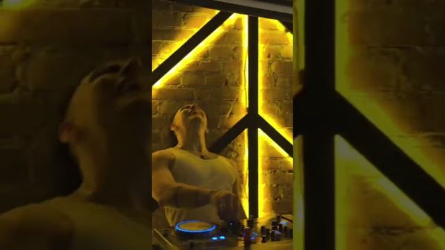Работа DJ: днём дома VS ночью в баре