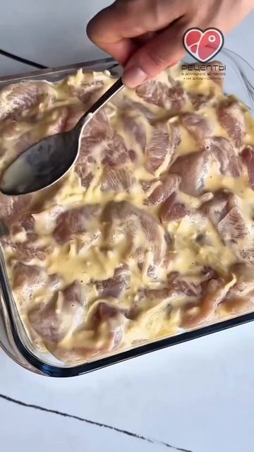 Летняя запеканка с курицей, кабачками и помидорами — идеальное блюдо!