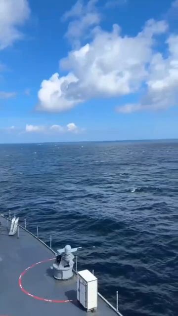 Кадры пролёта российского Су-24 мимо американского корабля в Балтийском море