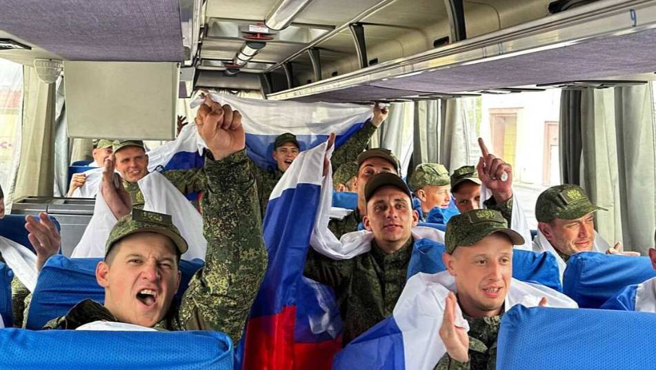 Освобожденные из плена ВСУ российские бойцы вернулись в Россию