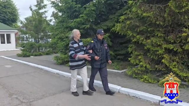 Калининградские сотрудники ДПС оказали помощь дезориентированной в пространстве бабушке