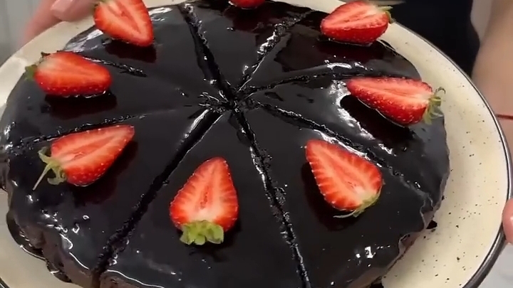 Шоколадный ПИРОГ с глазурью...🥧🍫🍓😋    Рецепт в описании ✍️