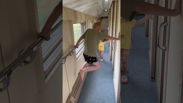 Кирилл и Алиса в двухэтажном поезде🚇 Видео для детей.