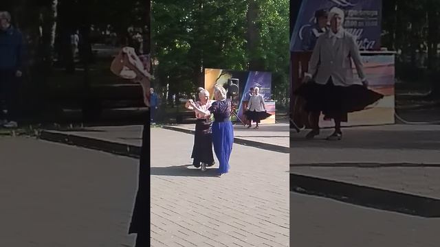 Танец Танго в парке г. Томск