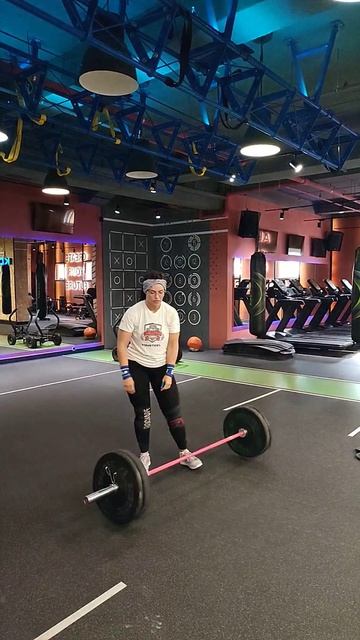 Подъёмы штанги на грудь в стойку за 15 сек.