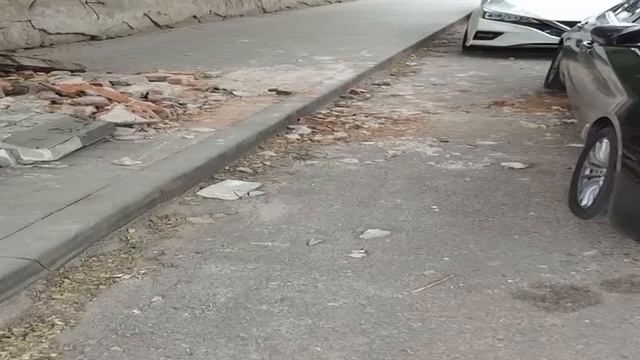 Рухнула стена: по улице Цюрупы стена рухнула на тротуар.