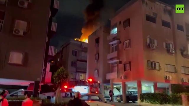 Пожар в Холоне после падения обломков иранской ракеты — видео