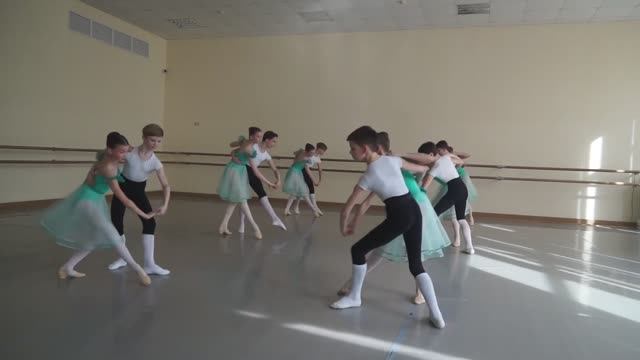 МГАХ. Франц. кадриль (6 фигура с поклоном). (муз. Штрауса "Летучая мышь")