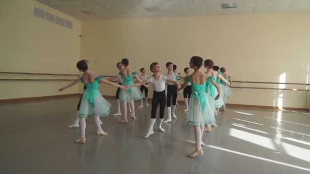 МГАХ. Франц. кадриль (3 фигура). (муз. Штрауса "Летучая мышь")