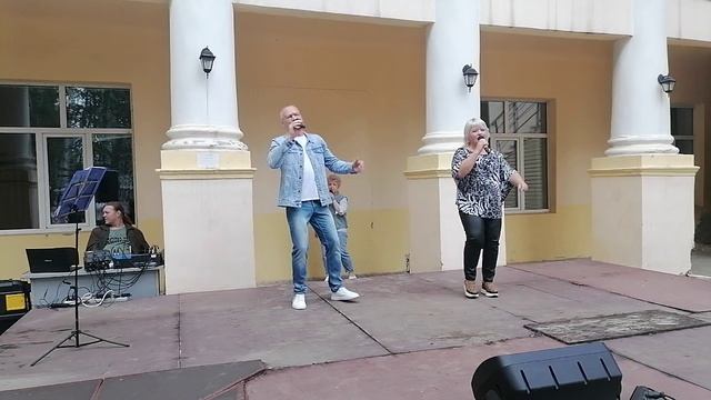 Концерт в ДК Россия, Культурный дворик, Светлана Никулина и Сергей Буторин, Букет из белых роз