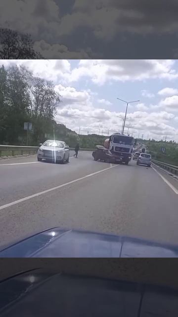 🚛Перед въездом в Счастье произошло ДТП

Легковой автомобиль столкнулся с грузовой машиной «МАЗ»

Об