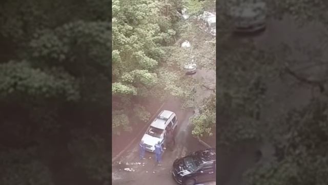 Утром во дворе дома 6 на Осеннем бульваре в Крылатском сотрудники полиции задержали женщину