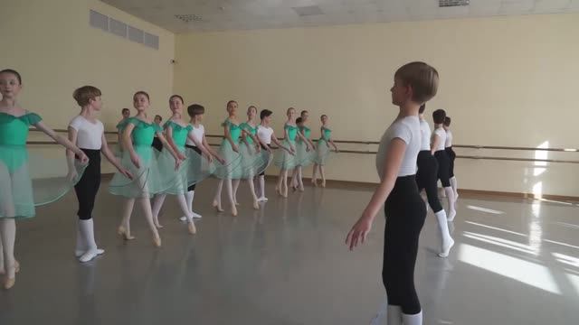 МГАХ. Франц. кадриль (4 фигура). (муз. Штрауса "Летучая мышь")