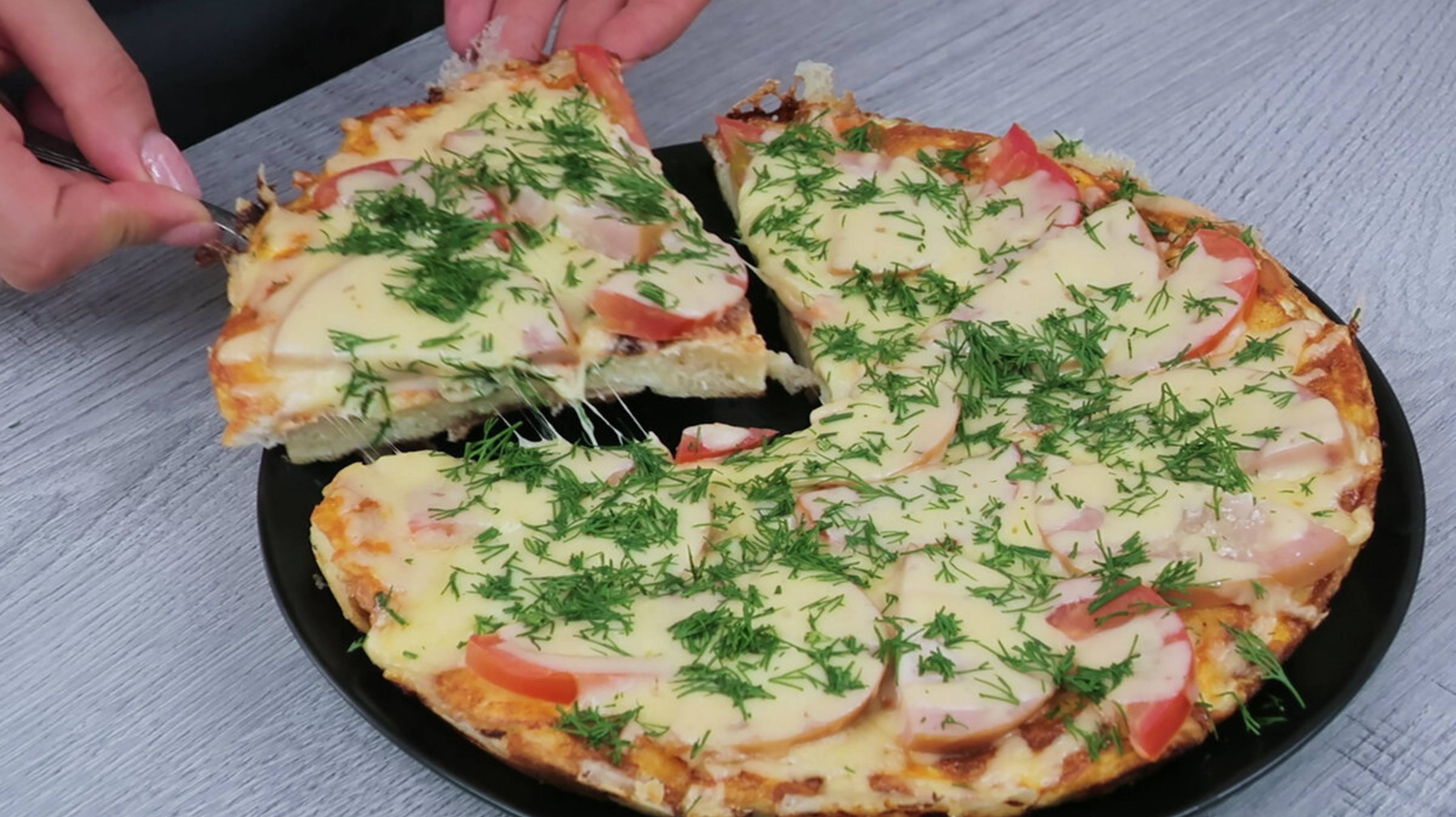 Самый вкусный завтрак это пицца из батона на сковороде! Можно использовать даже вчерашний батон.