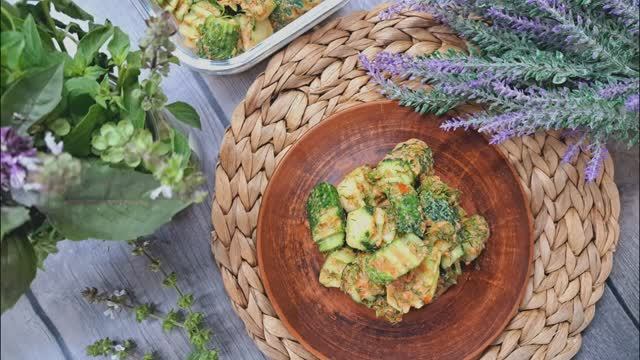 Малосольные огурчики под пикантным соусом из болгарского перца!!!😋😋😋