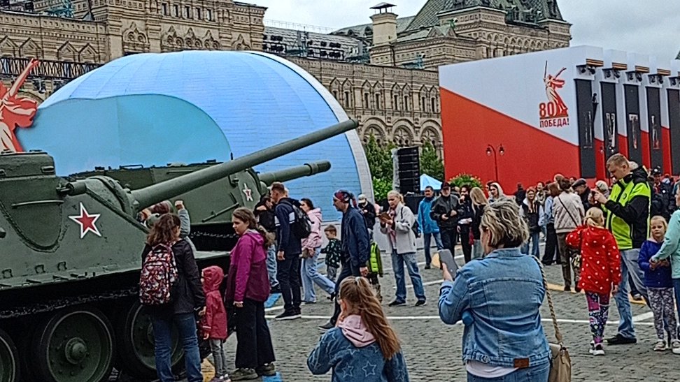 Красная площадь музей под открытым небом Москва 2025 техника Второй мировой войны.