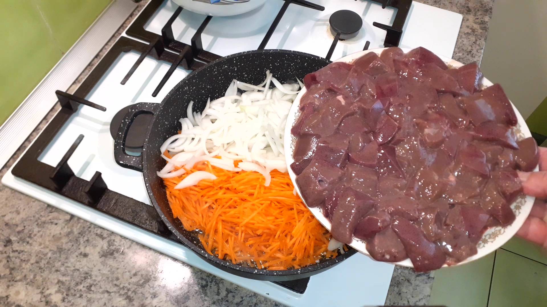 Рецепт вкусного ужина. Печень с луком и морковью. Какое блюдо приготовить из печени?
