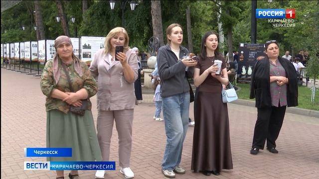 На улице Первомайской в Черкесске выступили артисты Карачаевского театра