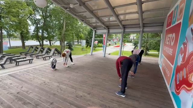 Анастасия проводит фитнесс-зарядку