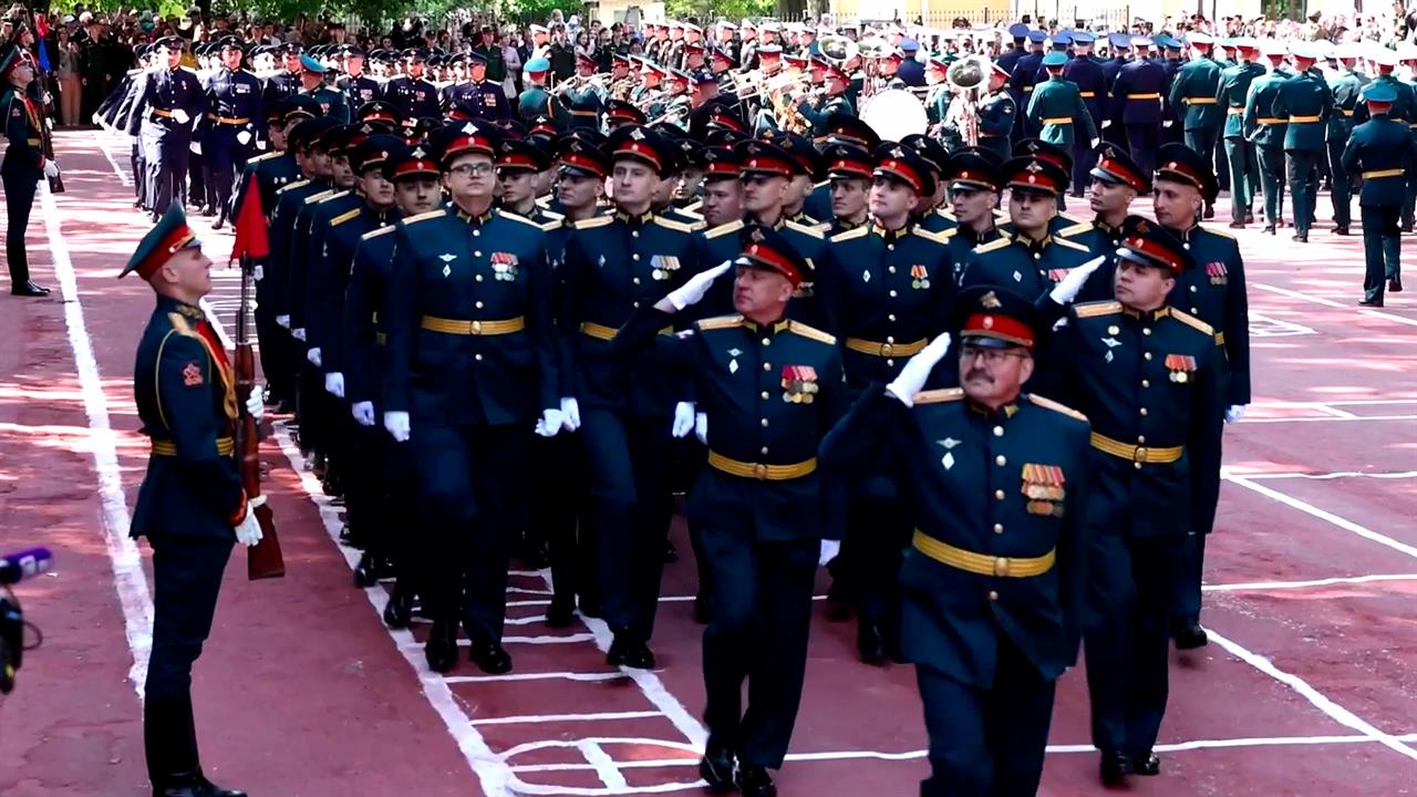 По всей стране чествуют выпускников высших военных учебных заведений Минобороны