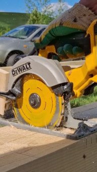 🔥 КРУТАЯ СБОРКА КАРКАСА: DeWALT + Бензопила = Идеальная Точность! 🔥 #модульныедома