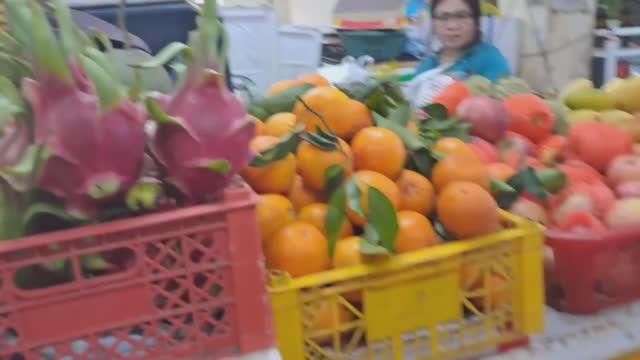 Базар во Вьетнаме с экзотическими фруками и овощами.