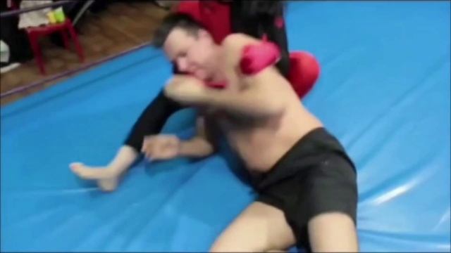 Спортсменка из бразильского джиу-джитсу уничтожает мужика в партере